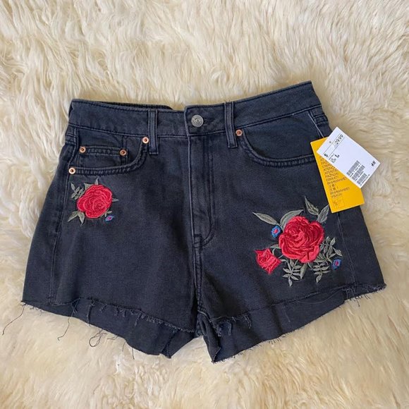 NWT H&M Women 6 Rose Embroidered High Rise Black Denim Shorts Cut Off Raw Hem - Picture 2 of 6